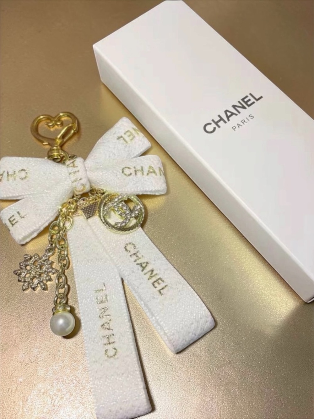 CHANEL White and Gold Bow Key & Card Holder Charm - Picture 3 of 13